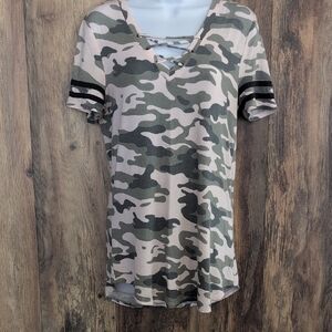 Maurices Camo V-Neck Short Sleeve Tee S               -715W